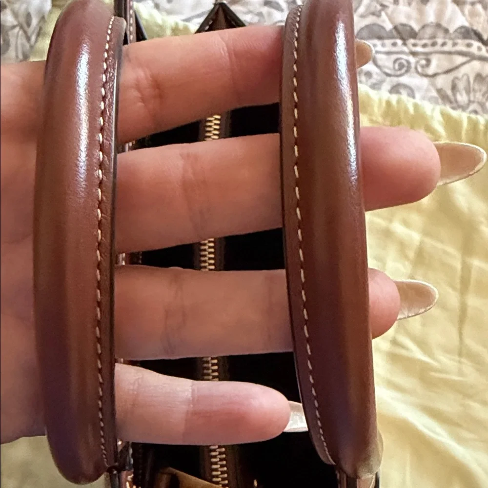 Burberry archive beige all baby tittle handbag. - Picture 3 of 15